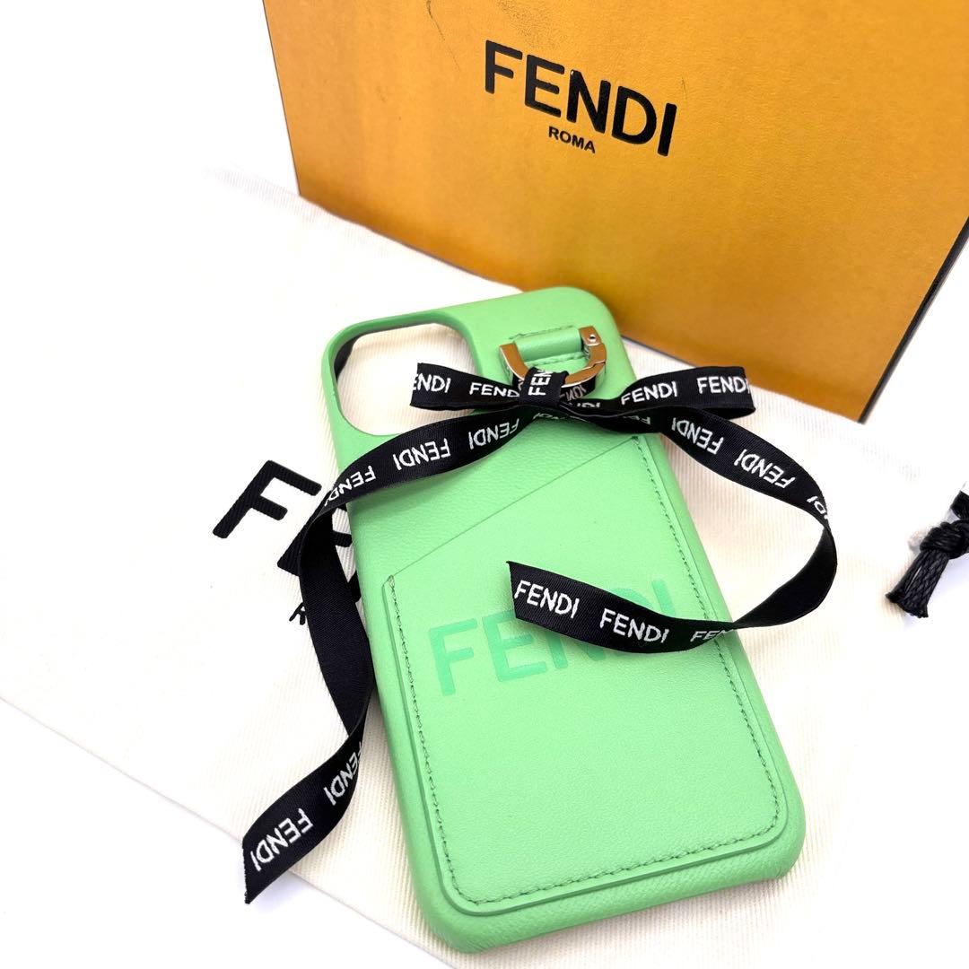 極美品 フェンディ iPhone15 ケース ロゴ レザー エメラルドグリーン