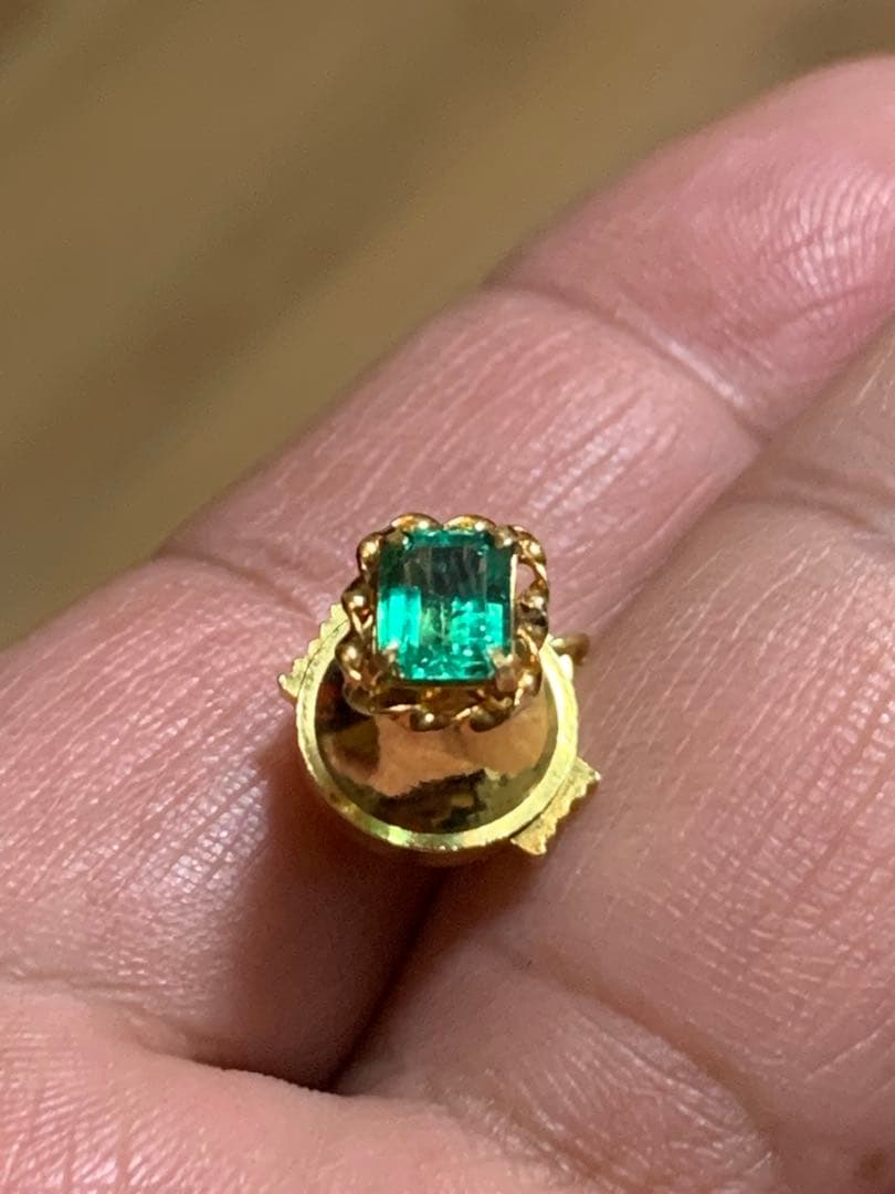 エメラルドカットストーン付き　18金　ネクタイピン