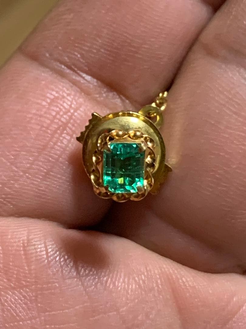 エメラルドカットストーン付き　18金　ネクタイピン