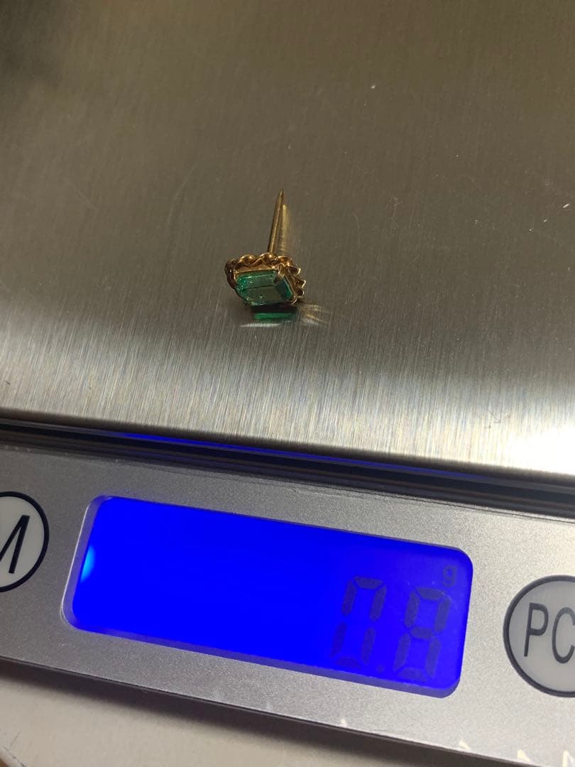 エメラルドカットストーン付き　18金　ネクタイピン