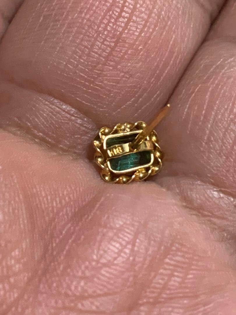 エメラルドカットストーン付き　18金　ネクタイピン