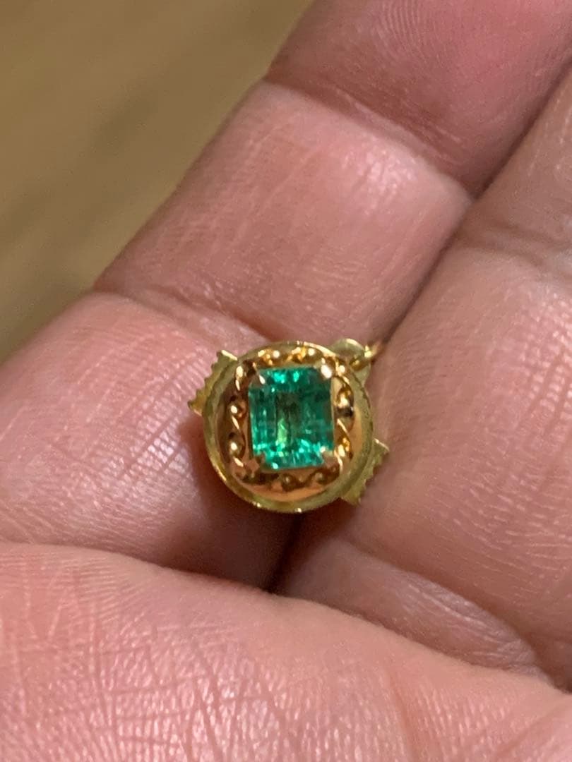 エメラルドカットストーン付き　18金　ネクタイピン