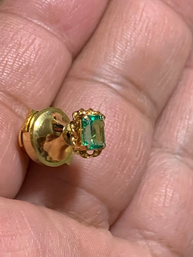 エメラルドカットストーン付き　18金　ネクタイピン