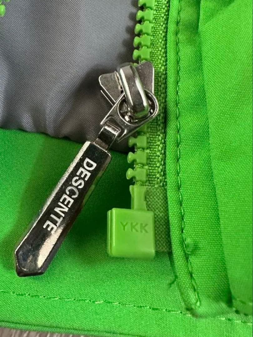 DESCENTE スキー　スノボーウェア　フード取り外し可　美品