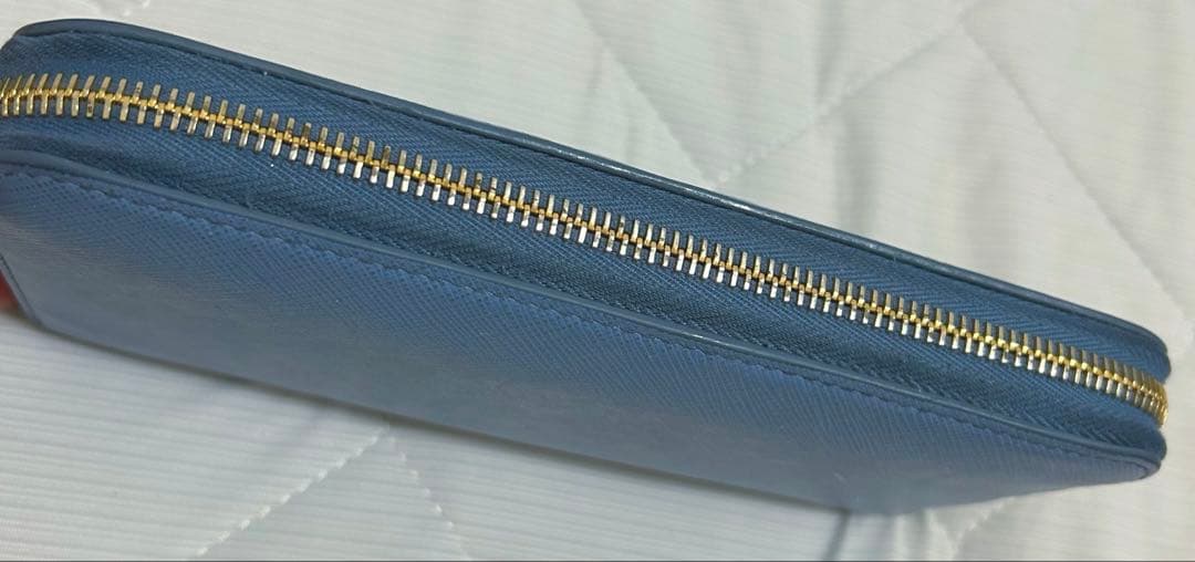 PRADAリボンモチーフラウンドファスナー長財布