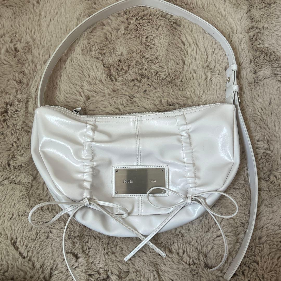 Matin Kim ホワイトショルダーバッグ