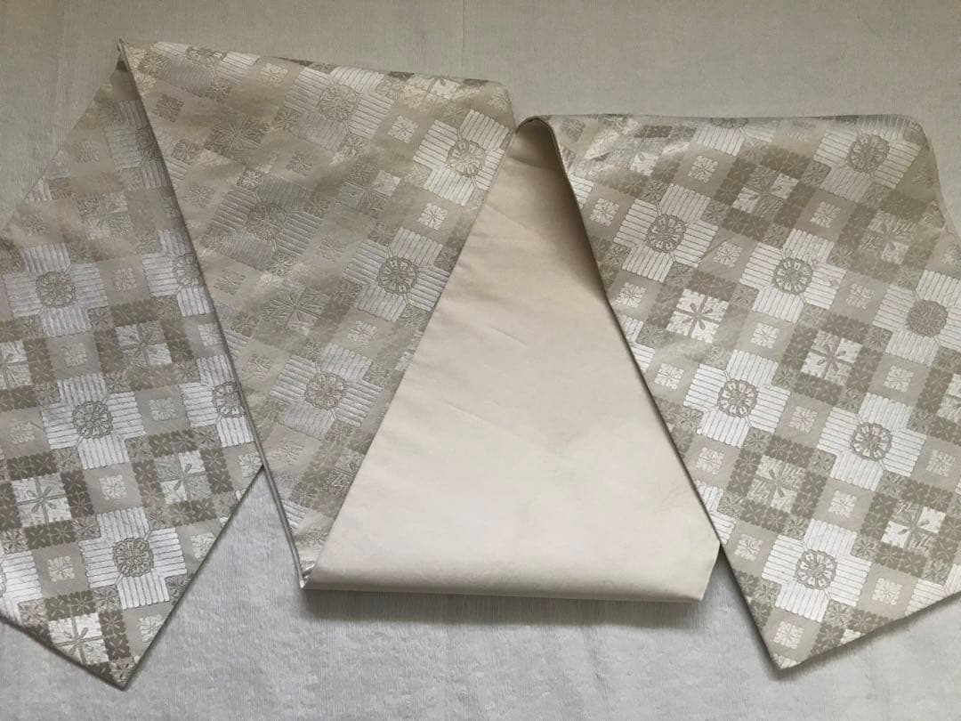 とっても使い勝手の良い白とシルバーの袋帯　正絹