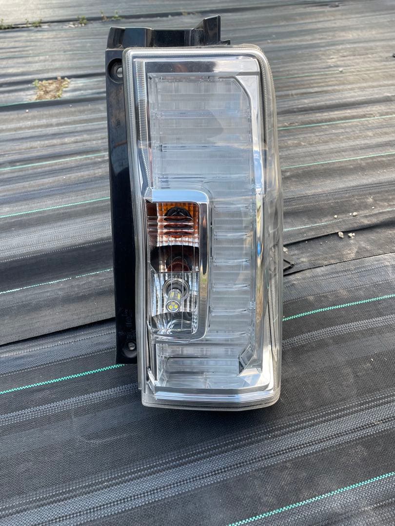 タントla600s テールランプ　右