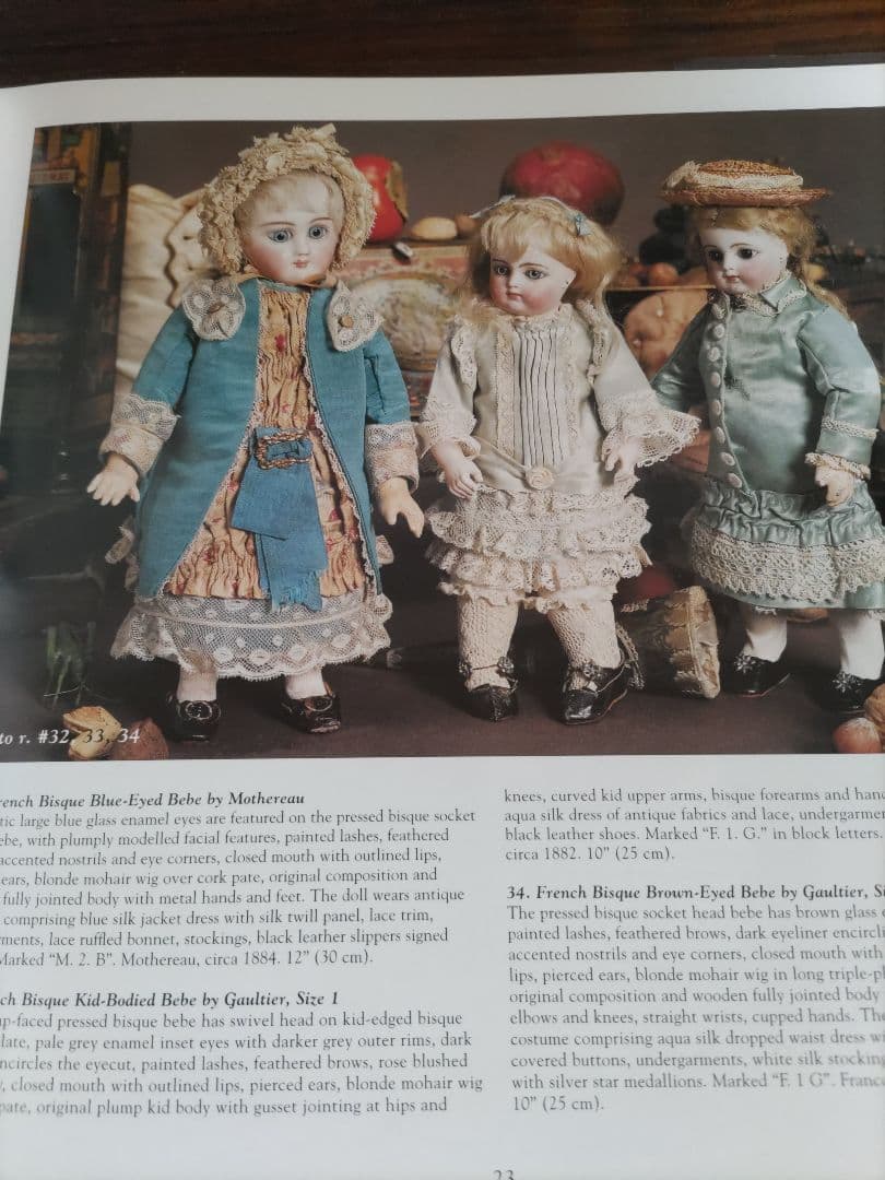 A WHISPERING OF DOLLS　アンティークドール写真集