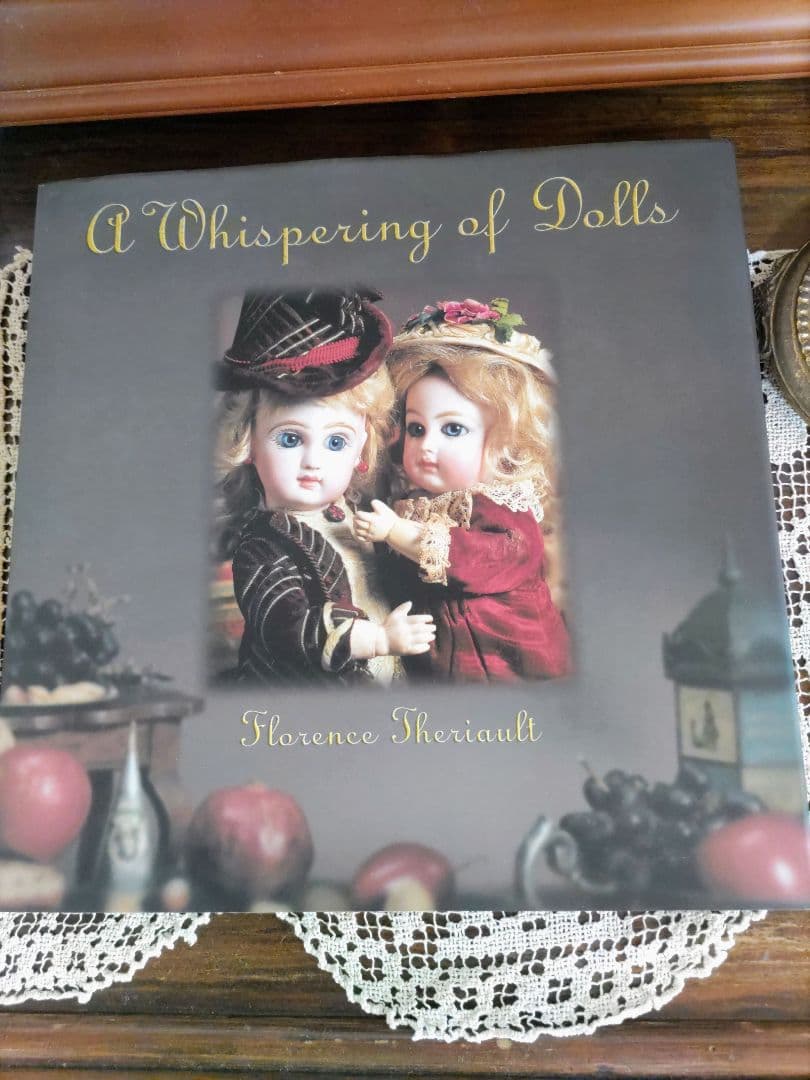 A WHISPERING OF DOLLS　アンティークドール写真集