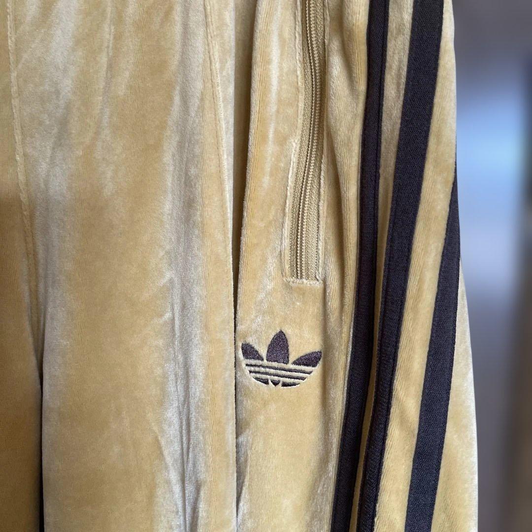 adidas トレフォイルロゴ　ゴールド ストライプ ジャージパンツ　Mサイズ