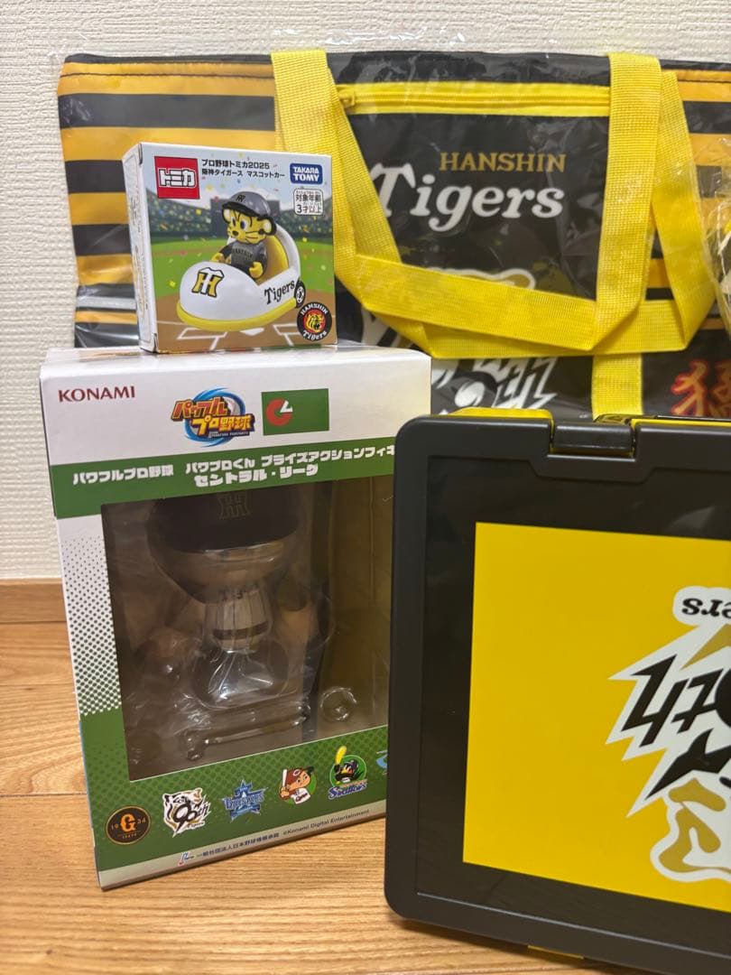 阪神タイガース フィギュア　トランク　ブランケット　トミカ　アミューズメント
