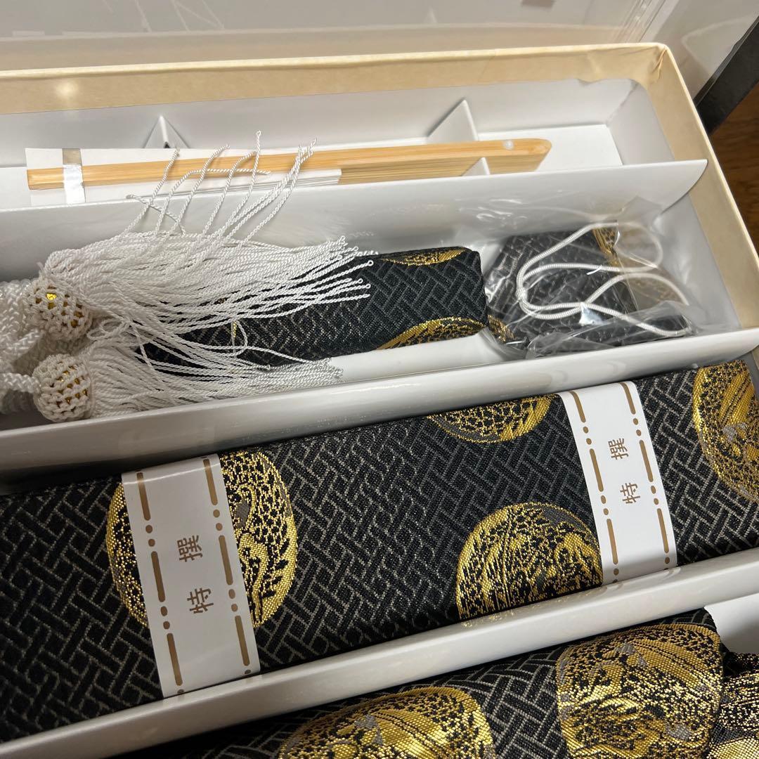 七五三 袴セット 男の子 袴、雪駄、懐剣、角帯、羽織紐、お守り　黒、金銀紋模様」