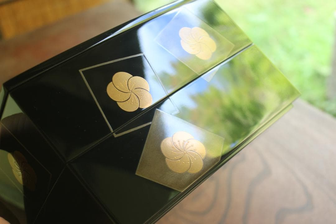 デッドストック！上質内朱黒漆に優美な梅蒔絵の映える台付二段重（検輪島塗重箱お重