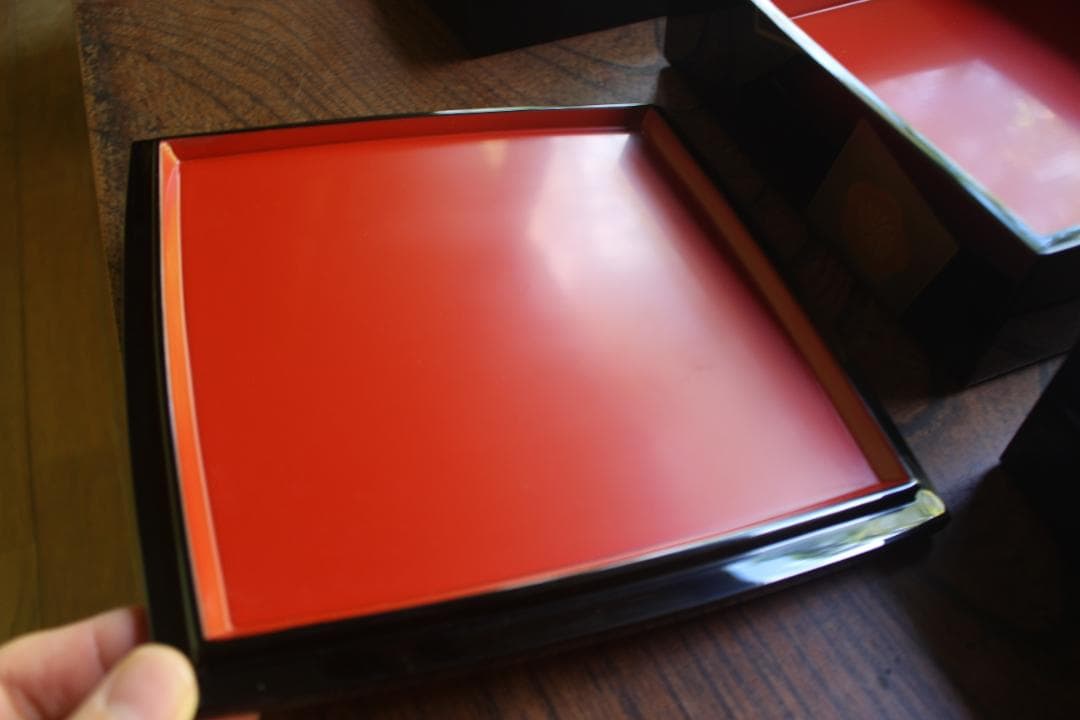 デッドストック！上質内朱黒漆に優美な梅蒔絵の映える台付二段重（検輪島塗重箱お重