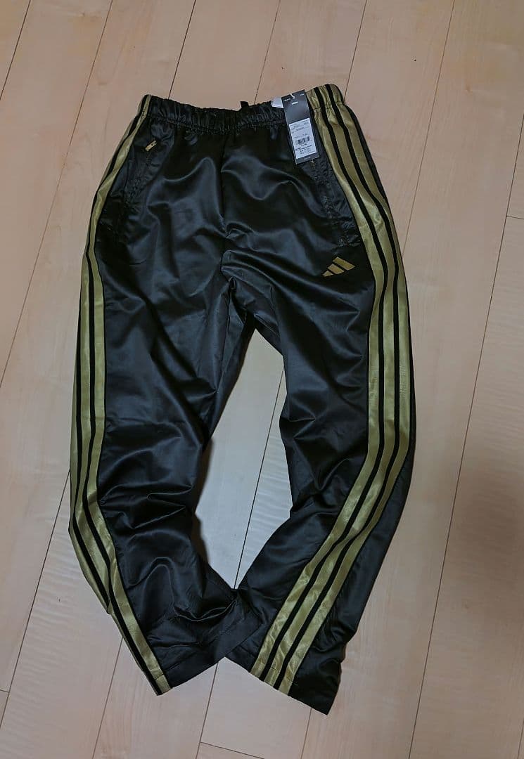adidasウインドスーツセットアップ上下、光沢、ツヤL　 黒金