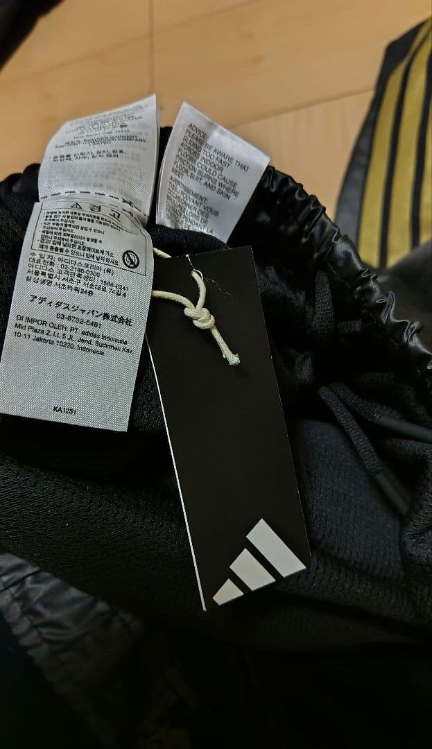 adidasウインドスーツセットアップ上下、光沢、ツヤL　 黒金