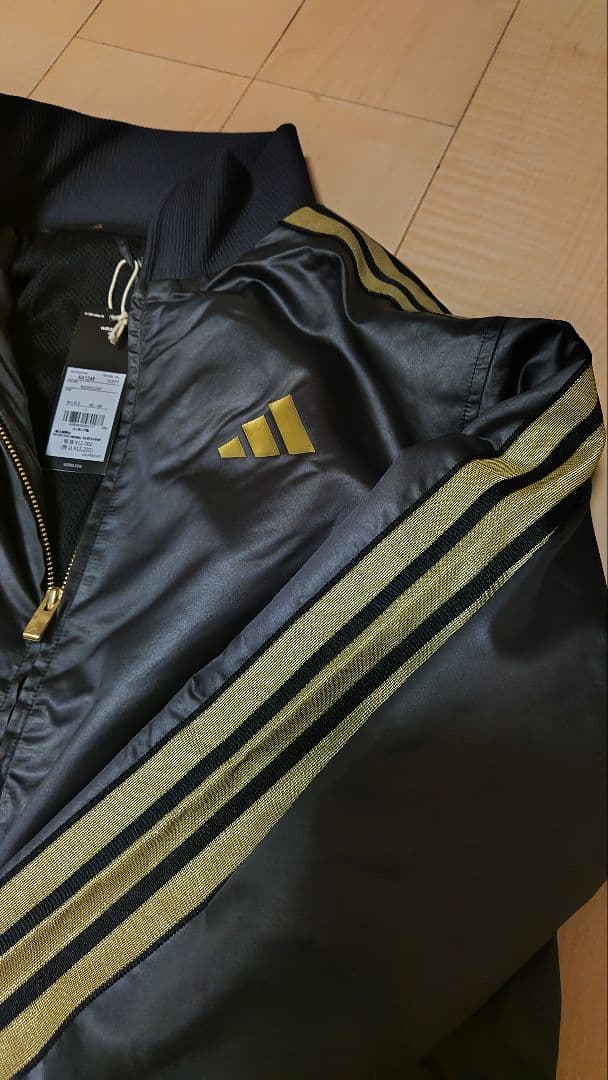 adidasウインドスーツセットアップ上下、光沢、ツヤL　 黒金