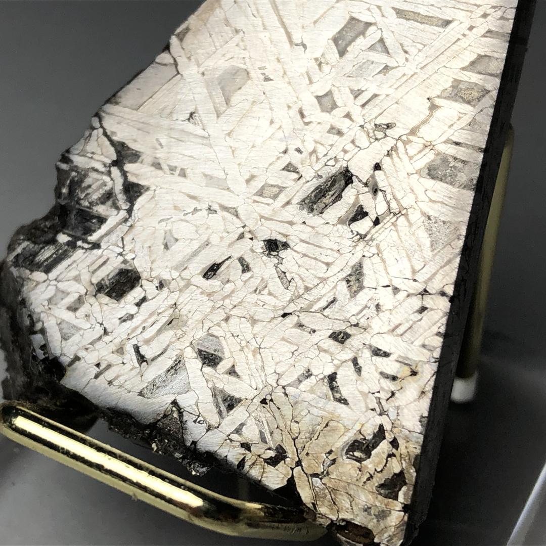 マ*ル様 アルタイ隕石 鉄隕石　原石　重さ約121ｇ 立て付き