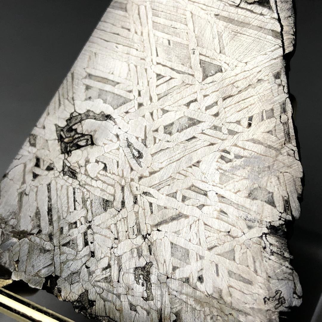 マ*ル様 アルタイ隕石 鉄隕石　原石　重さ約121ｇ 立て付き