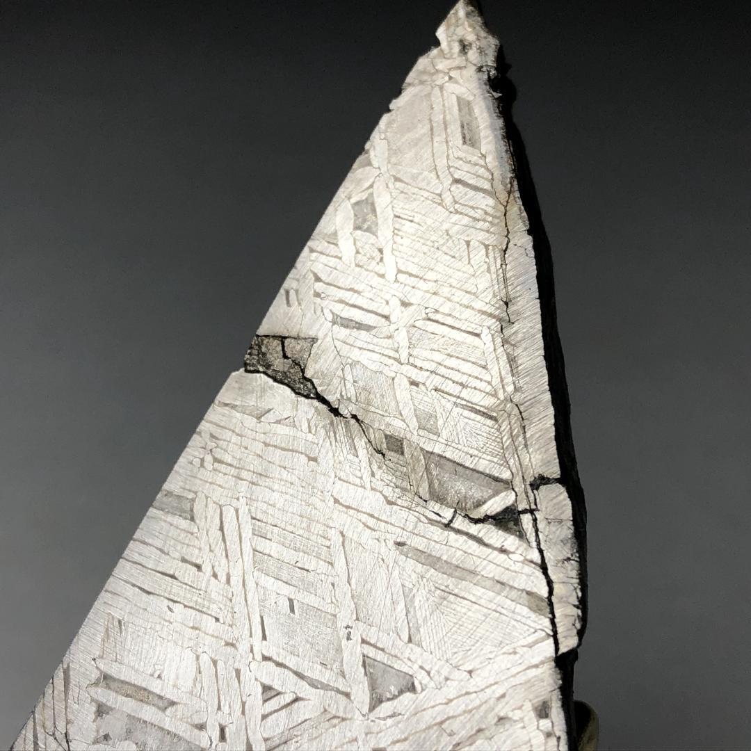 マ*ル様 アルタイ隕石 鉄隕石　原石　重さ約121ｇ 立て付き