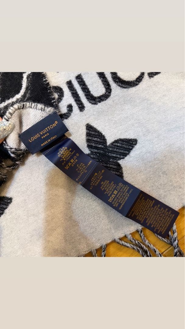 LOUIS VUITTON ロゴ入りマフラー