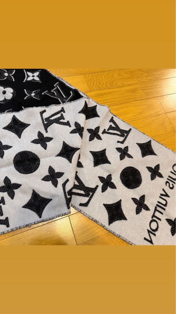 LOUIS VUITTON ロゴ入りマフラー