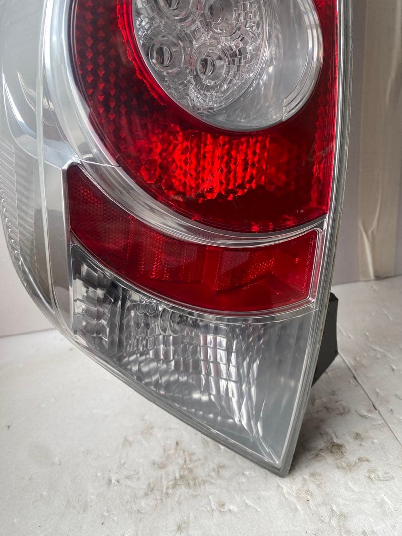 トヨタ アクア（NHP10系）純正テールランプ左右セットです