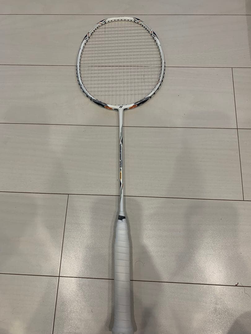 h*3様 バドミントンラケット ホワイト ボルトリック70Etune 4UG5