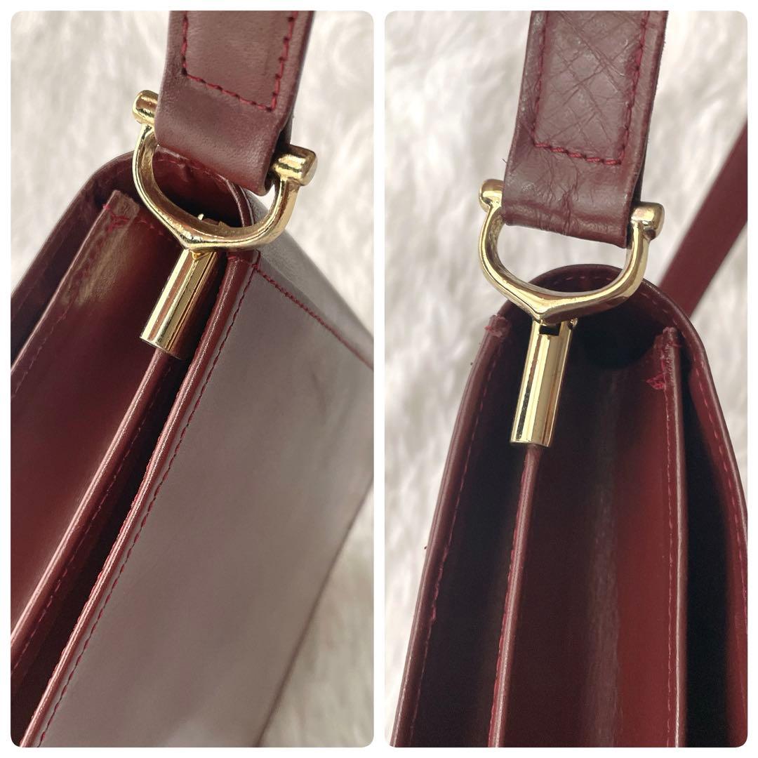 Cartier マストライン ロゴ型押し ボルドー フラップ ショルダーバッグ
