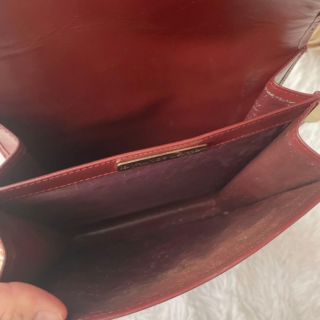 Cartier マストライン ロゴ型押し ボルドー フラップ ショルダーバッグ