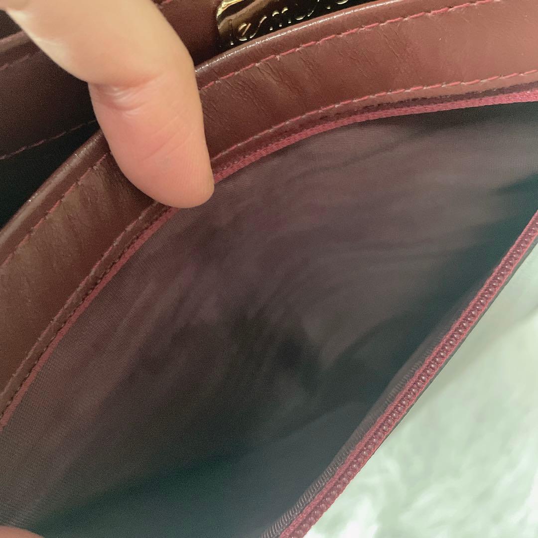 Cartier マストライン ロゴ型押し ボルドー フラップ ショルダーバッグ