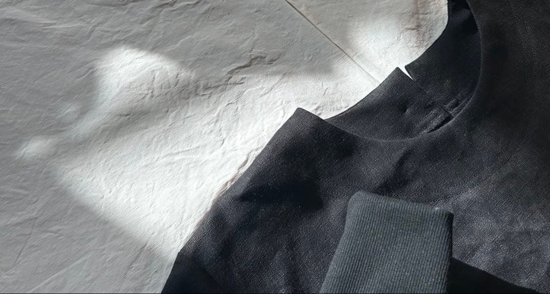 【ねこページ】しなやかでしっかりめ中厚〜厚地ブラック＊リブ袖口割烹着ワンピ