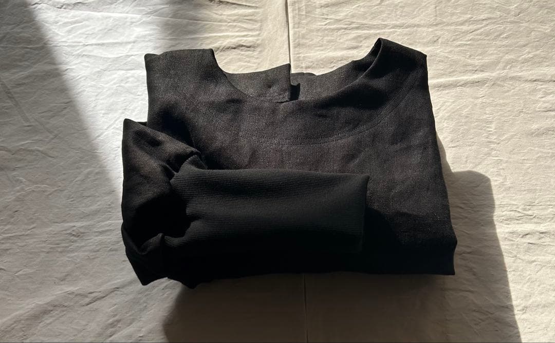 【ねこページ】しなやかでしっかりめ中厚〜厚地ブラック＊リブ袖口割烹着ワンピ