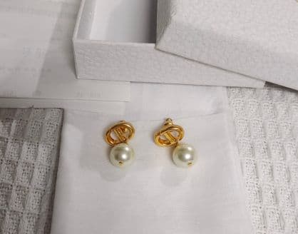 Dior パール スタッド ピアス ゴールド