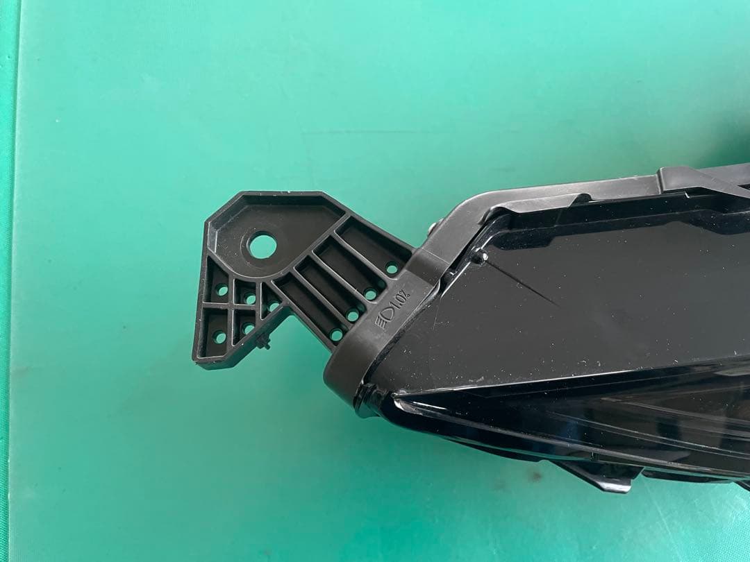 日産エクストレイルＴ３３　LED右コンビネーションランプ