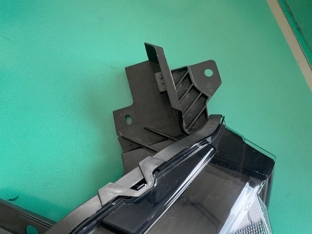 日産エクストレイルＴ３３　LED右コンビネーションランプ