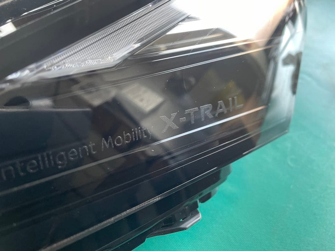 日産エクストレイルＴ３３　LED右コンビネーションランプ