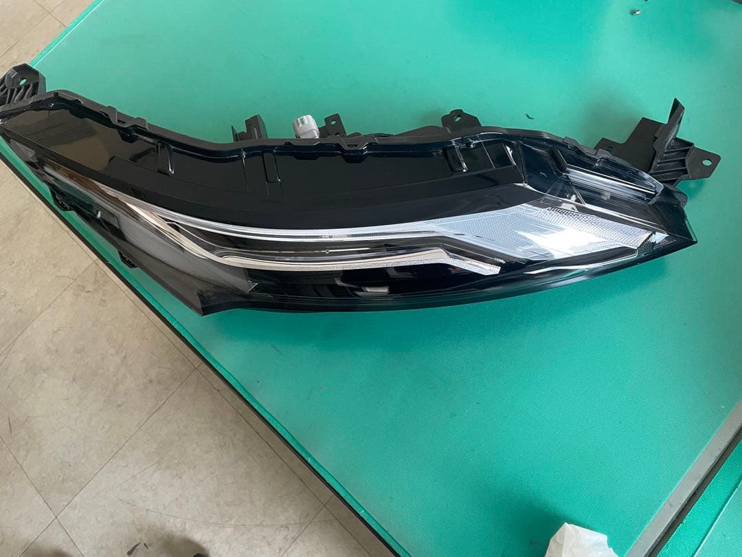 日産エクストレイルＴ３３　LED右コンビネーションランプ