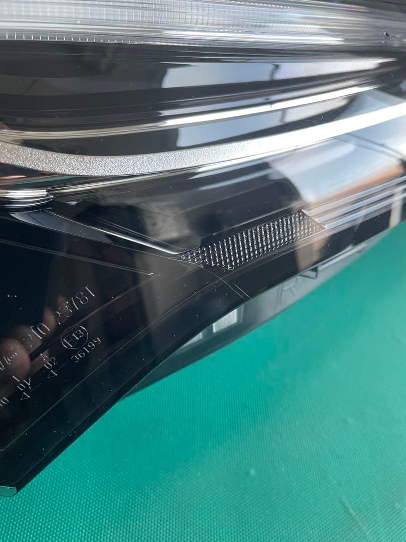 日産エクストレイルＴ３３　LED右コンビネーションランプ