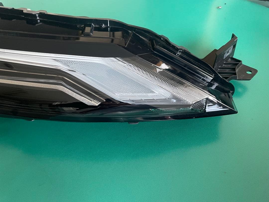 日産エクストレイルＴ３３　LED右コンビネーションランプ