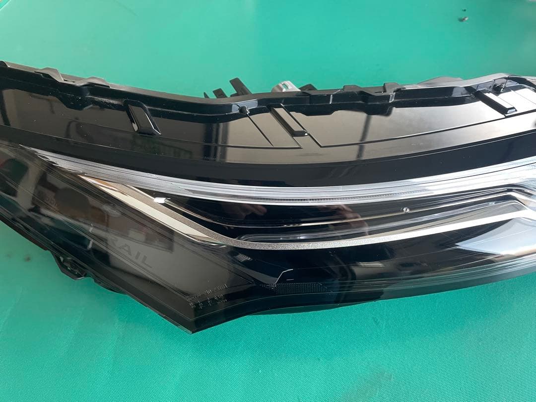 日産エクストレイルＴ３３　LED右コンビネーションランプ