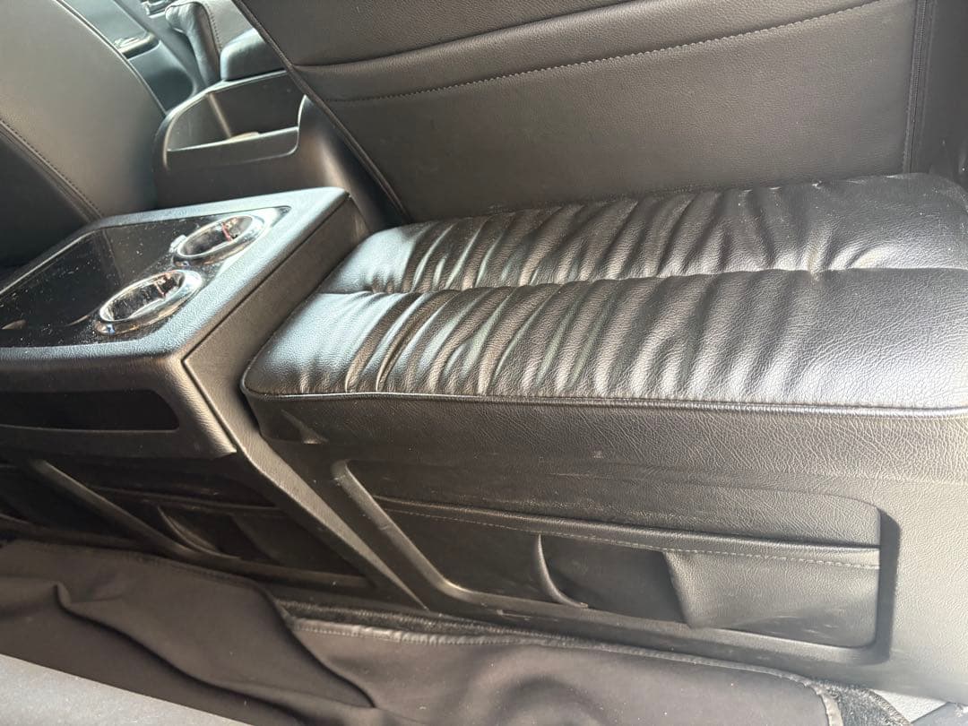 ハイエース200系標準ボディ　セカンドテーブル、オットマン、カップホルダー付き