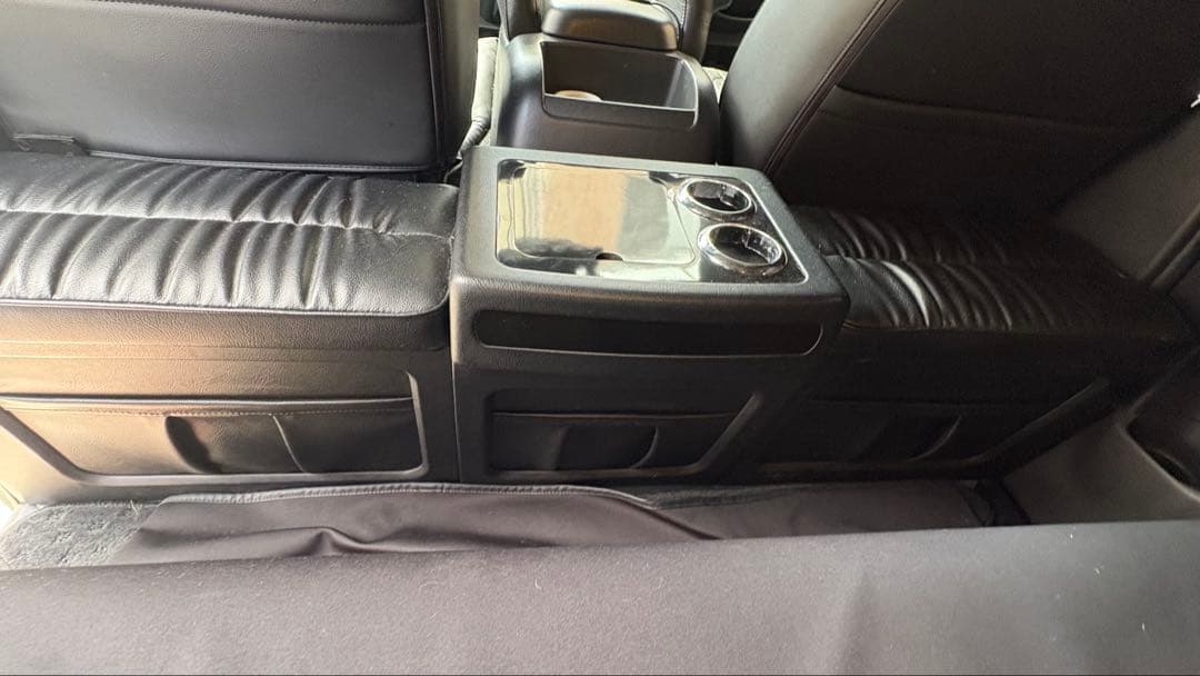 ハイエース200系標準ボディ　セカンドテーブル、オットマン、カップホルダー付き