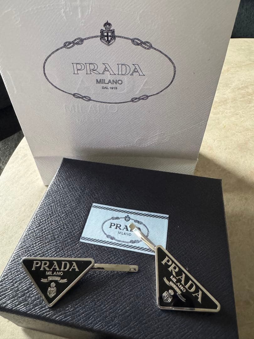 PRADA メタル ヘアピン