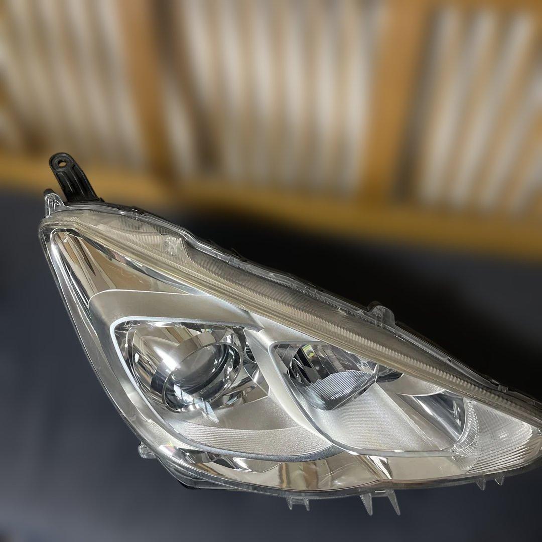 NHP10アクア右中古ヘッドライト　81110-52K40