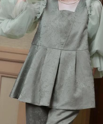 美品　ルイルエブティック　ジャカードタックフレアトップス＆テーパードパンツドレス