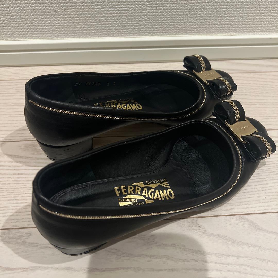 Ferragamo 黒ゴールドチェーン付き靴