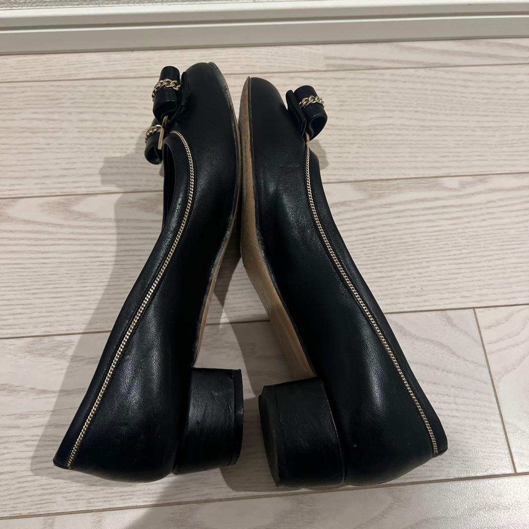 Ferragamo 黒ゴールドチェーン付き靴