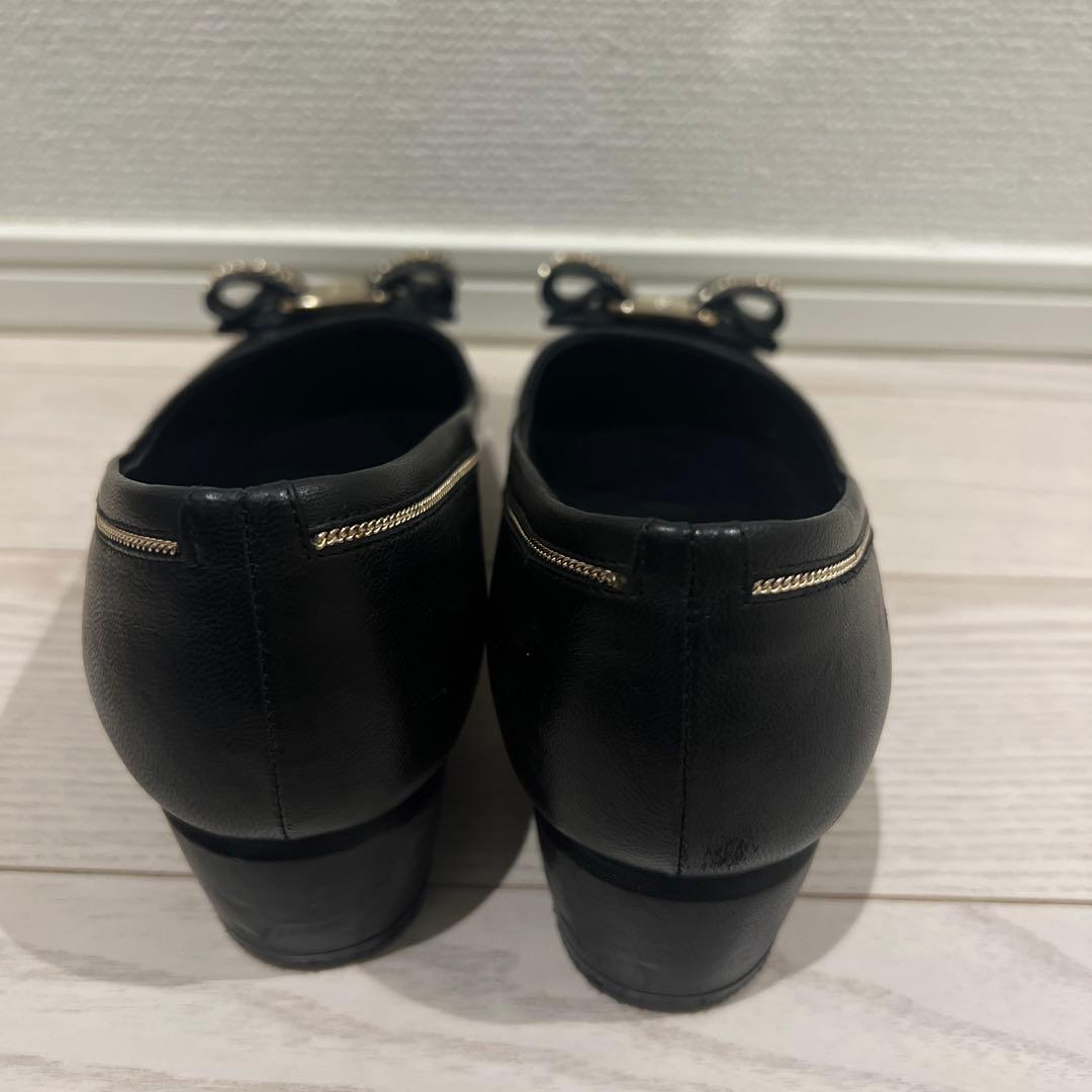 Ferragamo 黒ゴールドチェーン付き靴